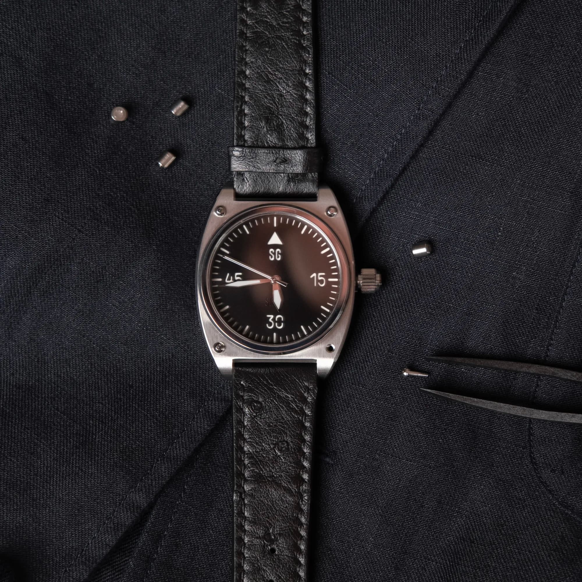 Reloj Specus SA-1 con pines desmontables sobre tela oscura